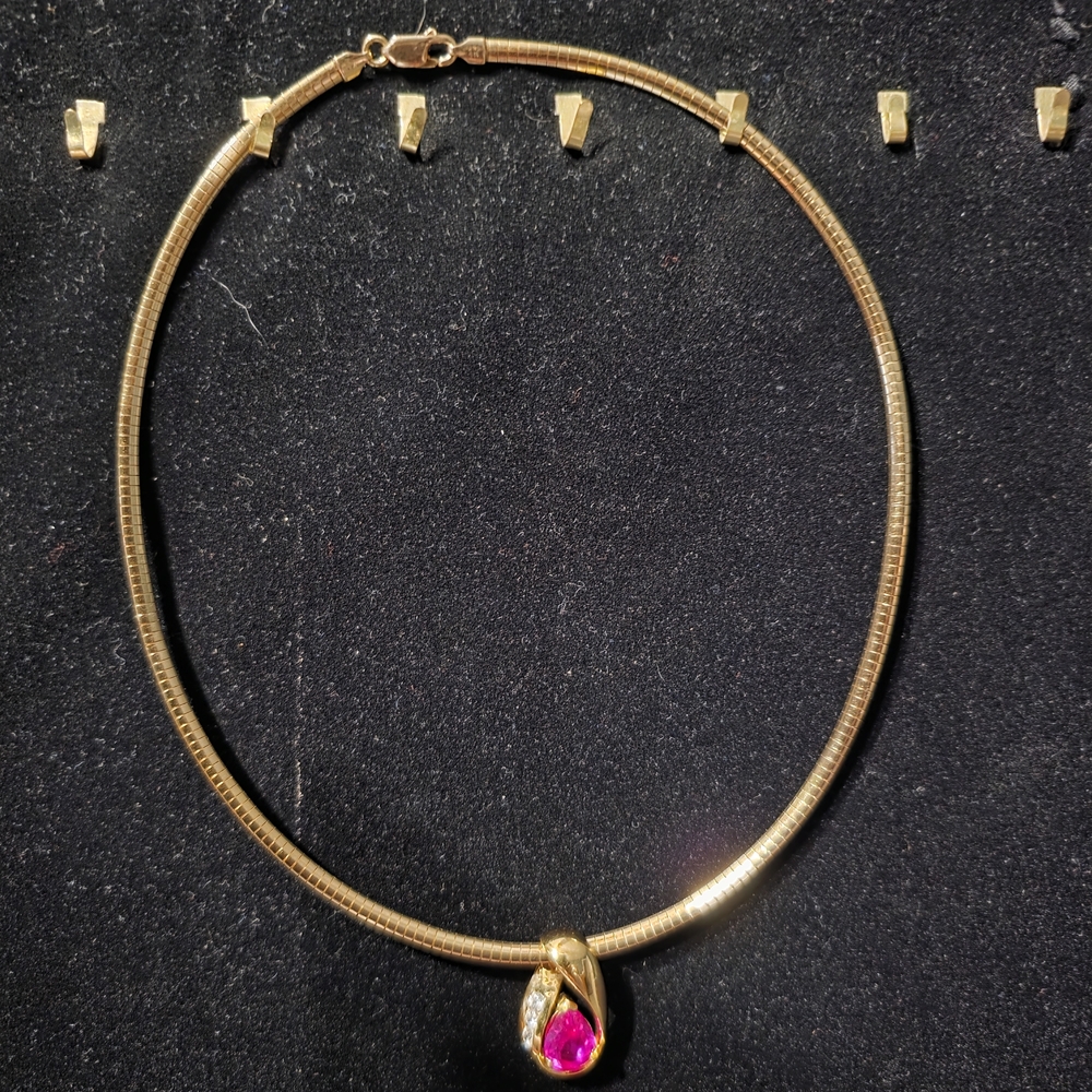 Elegant Gold Necklace with Pink Gemstone